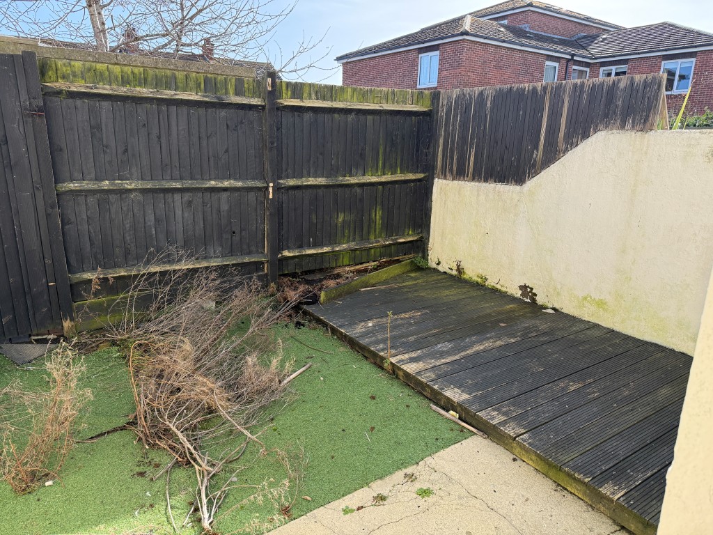 Lot: 37 - TERRACE HOUSE IN NEED OF UPDATING - South east facing patio
